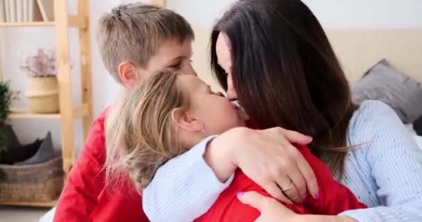 Mutter nuschelt mit ihren Kindern — Stockvideo
