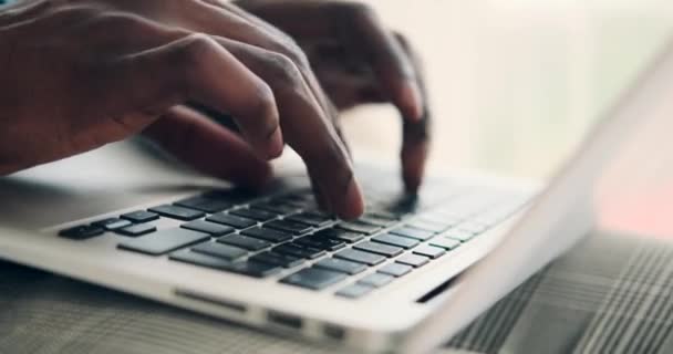 Ręce człowieka piszącego na laptopie — Wideo stockowe