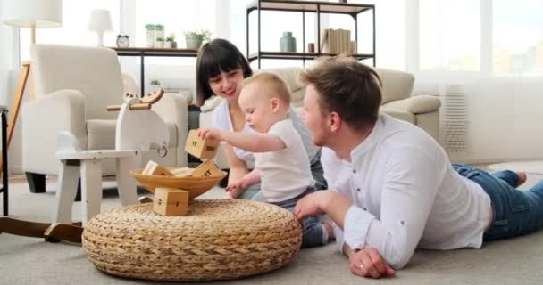 Pais e bebê menino se divertindo com blocos de brinquedo — Vídeo de Stock