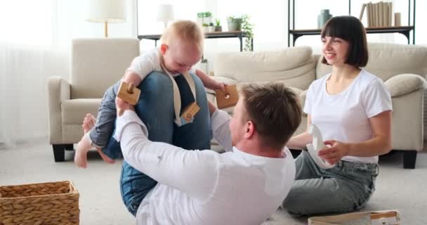 Ouders spelen met baby zoon thuis — Stockvideo