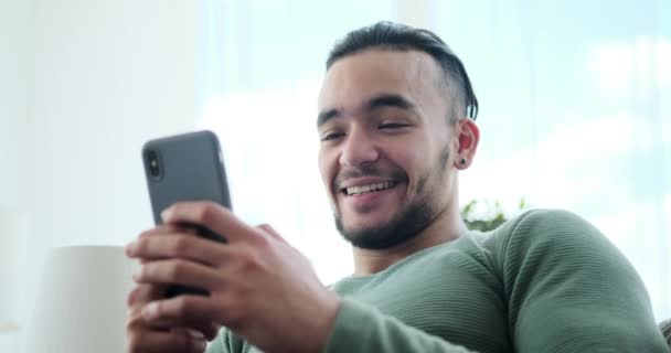 Cep telefonu kullanan mutlu genç adam. — Stok video