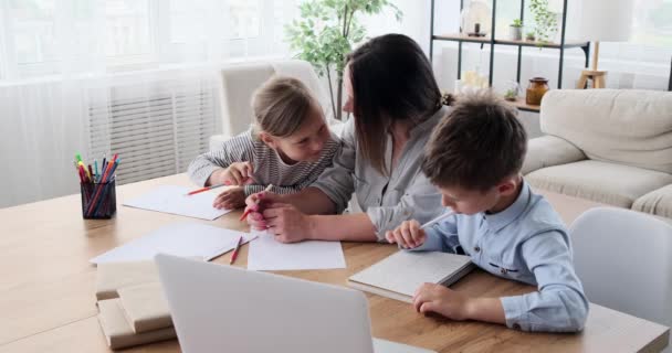 Мати допомагає дітям з домашнім завданням — стокове відео