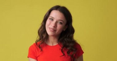 Elleriyle aşk işareti gösteren romantik bir kadın