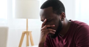 Evde depresyon geçiren bir adam.