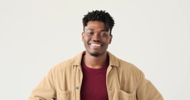 Feliz hombre afroamericano sonriendo — Vídeos de Stock