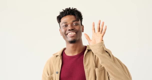 Ευτυχισμένος άνθρωπος χαιρετάει χαιρετώντας το χέρι — Αρχείο Βίντεο
