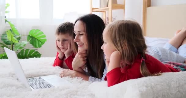 Moeder met kinderen kijken film met behulp van laptop — Stockvideo