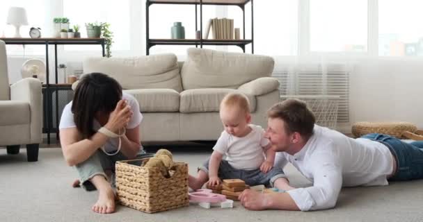 Les parents s'amusent avec bébé garçon à la maison — Video