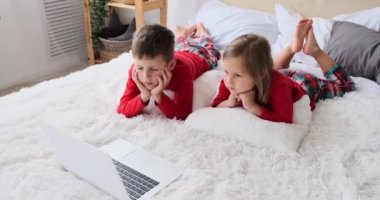 Dizüstü bilgisayarda film izleyen çocuklar