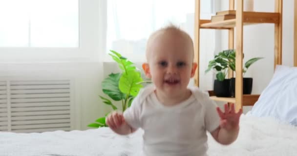 陽気な赤ちゃん男の子ジャンプオンベッド — ストック動画