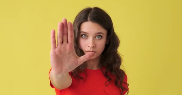 Femme disant non avec signe stop hand — Video