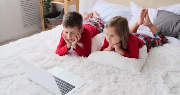 Kinder sehen Film auf Laptop — Stockvideo