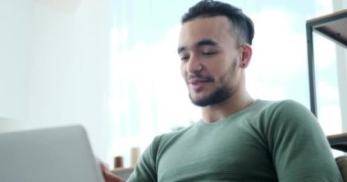 Yakışıklı adam laptop kullanarak video konferansı yapıyor