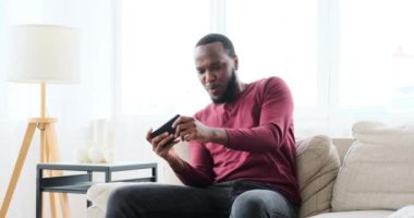Cep telefonunda oyun oynayan adam
