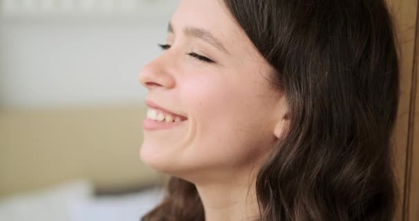 Perfil da mulher satisfeita sorrindo com os olhos fechados — Vídeo de Stock