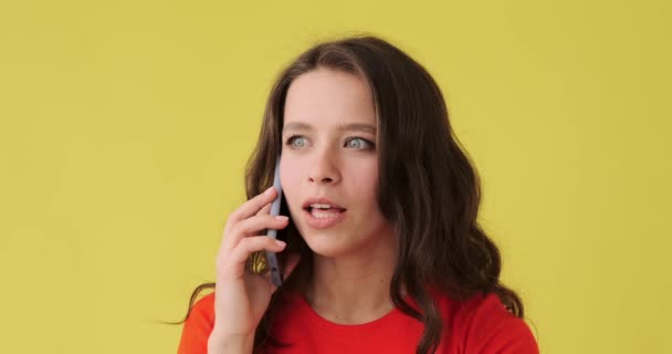 Glada kvinna talar på mobiltelefon — Stockvideo