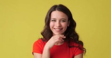 Sarı arka planda gülümseyen güzel kadın