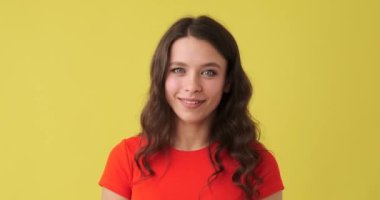 Kadın başını sallıyor ve evet diyor.