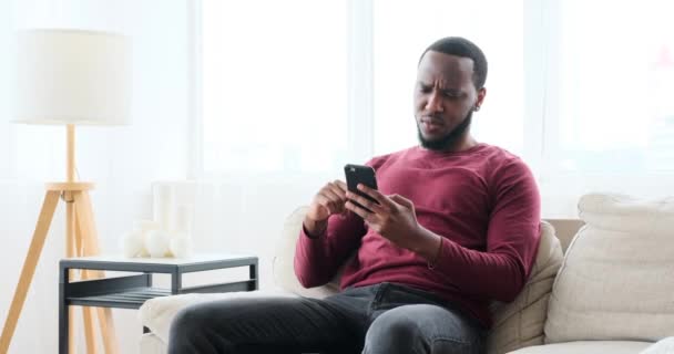 Muž šokovaný z přijímání negativních zpráv pomocí mobilního telefonu — Stock video