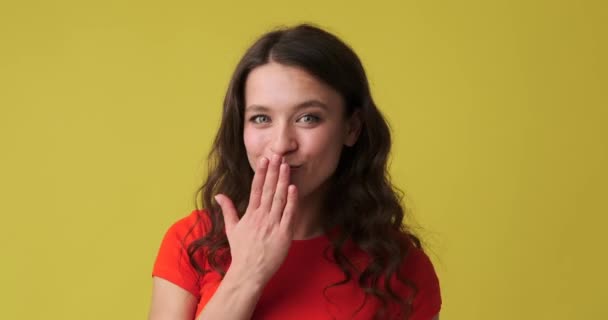 Mulher enviando beijo voador no ar — Vídeo de Stock