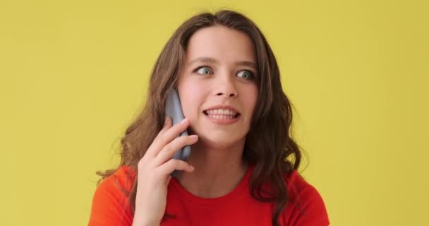 Heyecanlı bir kadın cep telefonuyla konuşuyor — Stok video