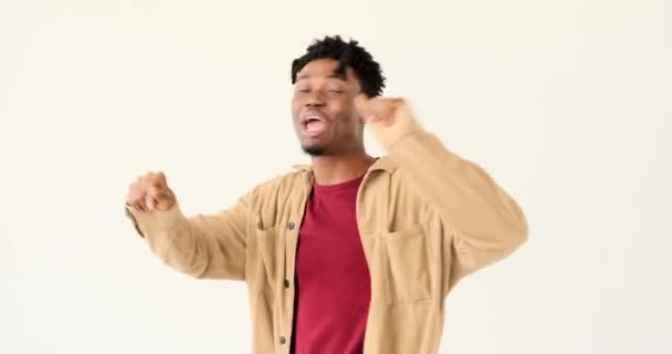 Feliz homem afro-americano dançando — Vídeo de Stock