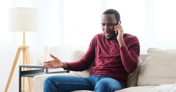 Hombre molesto hablando en el teléfono móvil — Vídeo de stock