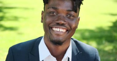 Şehir parkında gülümseyen bir iş adamı