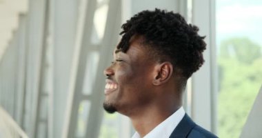 Mutlu Afro-Amerikan iş adamının portresi