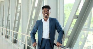 Bavullu bir iş adamı iş gezisine çıkıyor.