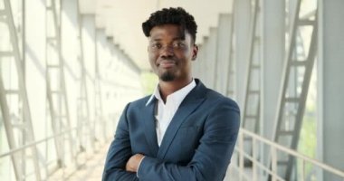 Kendine güvenen Afrikalı-Amerikalı işadamı gülümseyen