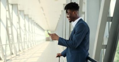 Havaalanında cep telefonu kullanan bir iş adamı.