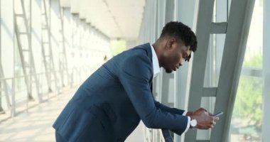 Havaalanında cep telefonu kullanan bir iş adamı.