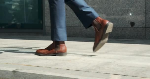 Empresário caminhando fora do prédio de escritórios — Vídeo de Stock