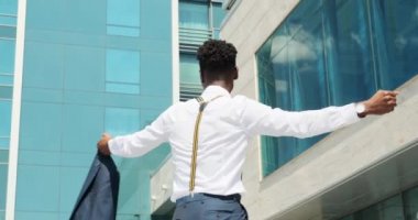 İş adamı ofis binası dışında başarıyı kutluyor