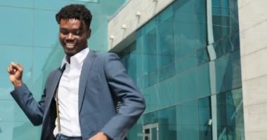 Tasasız iş adamı dans ediyor ve ofis çantası taşıyor.