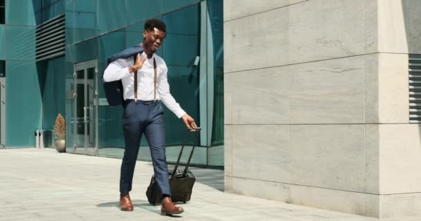 Empresário alegre andando com bagagem no aeroporto — Vídeo de Stock