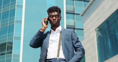 Ofis binası dışında cep telefonu konuşurken işadamı