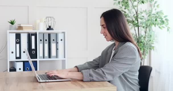 Femme d'affaires surpris avec de l'argent sortant de l'ordinateur portable — Video