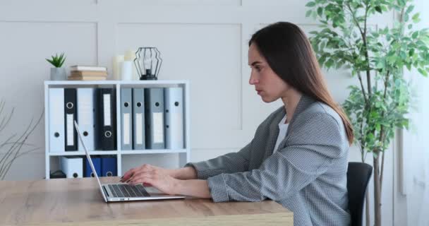Genervte Geschäftsfrau durch Laptop-Problem verwirrt — Stockvideo