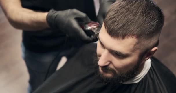 Barber hands cutting hair with hair clipper — Stock Video