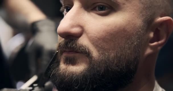 Manos de peluquero corte bigote con tijeras — Vídeos de Stock