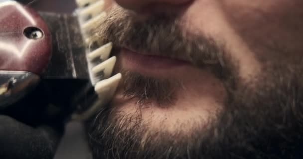 Barber handen trimmen baard met trimmer — Stockvideo