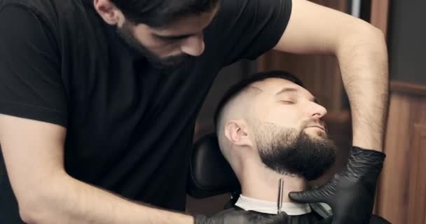 Barber styling beard using straight razor — Stock Video