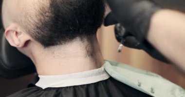 Berber tıraşı ve jilet kullanarak stil yapma.