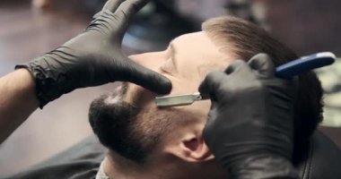 Berber tıraşı ve jilet kullanarak stil yapma.