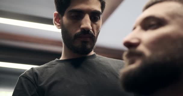 Перукарська гоління борода з електричною бритвою — стокове відео