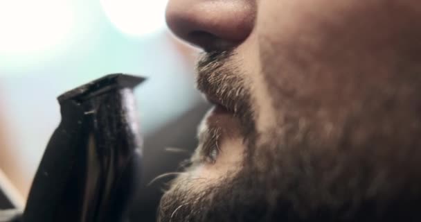 Перукарні рук розрізають вуса електричною бритвою — стокове відео