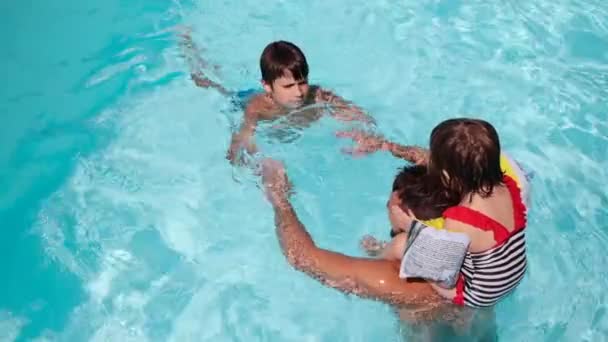 Pai brincando com crianças na piscina — Vídeo de Stock