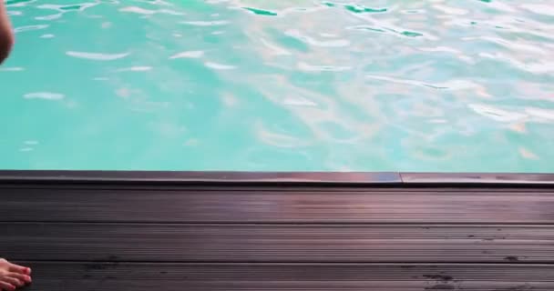 Низкая часть женщины, прыгающей в бассейн — стоковое видео